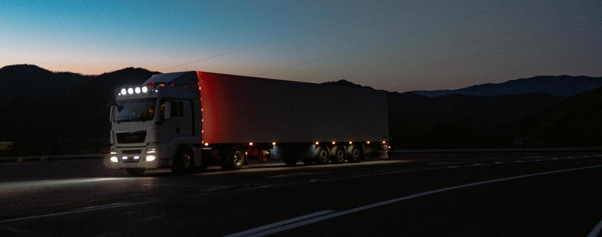 Image illustrant un camion de nuit