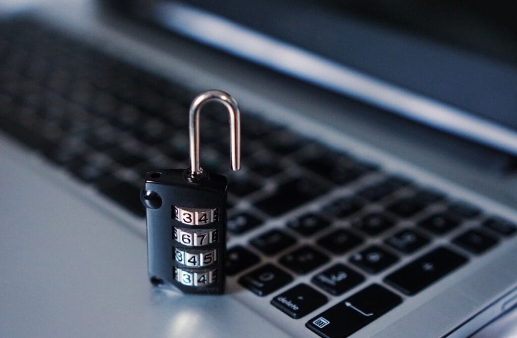 Image illustrant un cadenas sur un ordinateur portable